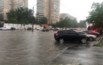 Ливень в центре Одессы: затопило улицы, часть трамваев и троллейбусов стоит
