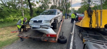 В Запорожье пьяный водитель выехал на встречную полосу - авто перевернулось на крышу