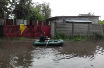 Проливной дождь натворил беды в Харькове: жителям пригодились лодки. ФОТО