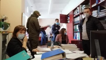 Изымают документы: СБУ и полиция пришли с обыском в Довженко-Центр