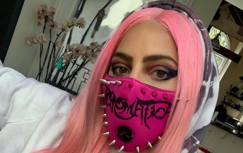 Леди Гага в шипастой маске снялась за рулем грузовика