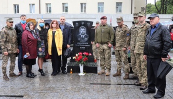 Памятник погибшему командиру 128-й бригады Евгению Коростелеву открыли в Сумах