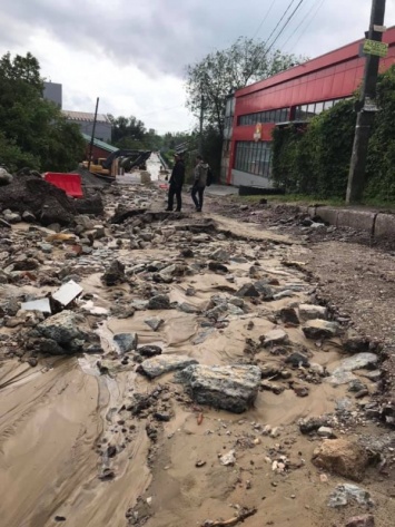 После дождя улица в Днепре возле железнодорожного моста превратилась в овраг (ФОТО)