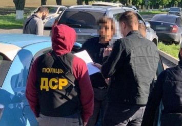 Полиция задержала заместителя мэра Борисполя, требовавшего три квартиры в качестве взятки
