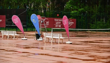 На теннисном турнире в Ирпене из-за непогоды отменили все матчи второго игрового дня