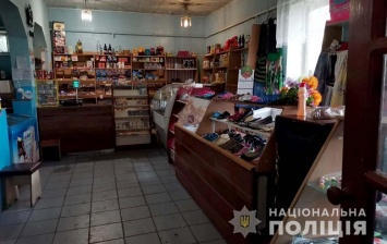 В селе Чернявщина оперативно задержаны два глупых парня, которые залезли в продовольственный магазин