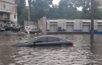Потоп в Одессе: в городе за несколько минут выпала двухмесячная норма осадков (ФОТО, ВИДЕО)