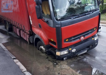 В Киеве прорвало трубу, грузовик застрял в яме