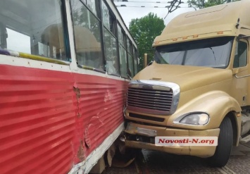 Грузовик в Николаеве таранил трамвай с пассажирами