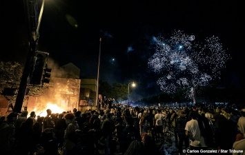 В Миннеаполисе на "черном майдане" сожгли полицейский участок и отпраздновали это фейерверком. Фото и видео