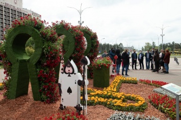 Белый кролик зовет: в Киеве открылась цветочная выставка, посвященная "Алисе в стране чудес"