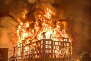 В Миннеаполисе протестующие сожгли отделение полиции после гибели задержанного правоохранителями