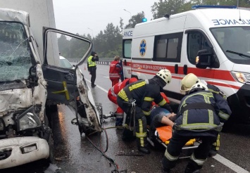 Под Киевом авария, водителя из машины вырезали спасатели