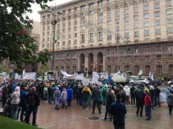 В центре Киева два митинга, протестуют обманутые вкладчики и недовольные реформой децентрализации (ФОТО, ВИДЕО)