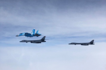 Базирующиеся в Одессе истребители сопровождали американские стратегические бомбардировщики, пролетевшие над Черным морем