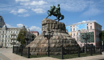 Ко Дню Киева памятники "спели" романс