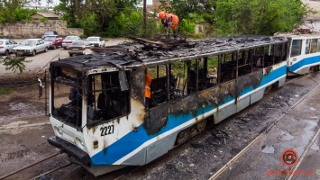 В Днепре сгорел вагон 19-го трамвая: пассажиры остались без документов и пакетов с продуктами