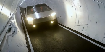 Видео: Илон Маск прокатился на пикапе Tesla по подземному тоннелю