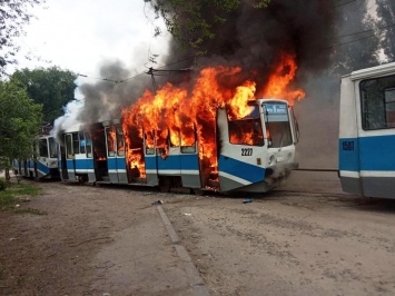 В Днепре дотла сгорел трамвай (фото)