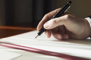 Зеленский подписал закон об отмене двойного обложения ЕСВ
