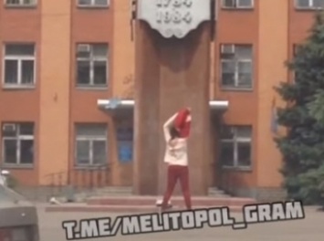 Девушка, устроившая в Мелитополе танцы с элементами стриптиза, пошла дальше (видео)