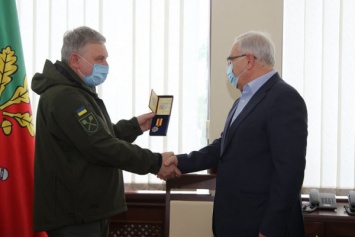 «Хочу поблагодарить лично за ту помощь, которую вы оказываете военным», - Министр обороны Украины отметил мэра Юрия Вилкула медалью «За содействие Вооруженным Силам Украины»
