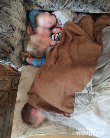 Харьковские "копы" нашли семью, в которой младенец с полуторагодовалым братом жили в антисанитарных условиях