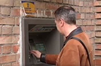 Злодеи "портят" банкоматы и перехватывают деньги: как украинцам не потерять наличку