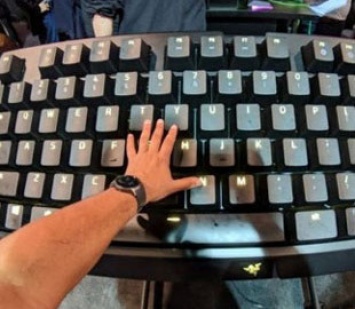 Киберспортсмен сыграл в StarCraft на гигантской клавиатуре