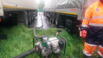 В Киеве коммунальщики ликвидируют последствия потопа. Фото