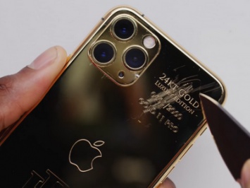 Известные блогеры разоблачили золотой iPhone от Роберто Экскобара