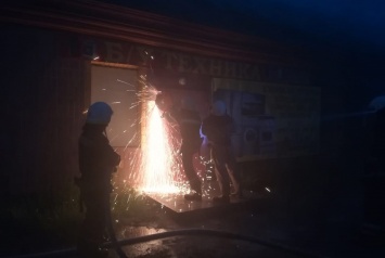 На Днепропетровщине горел магазин с техникой