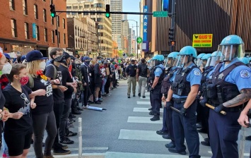 Беспорядки в США добрались до Чикаго: люди атаковали полицейские авто