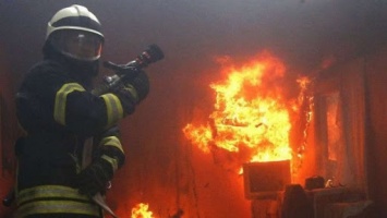 В Запорожье горела квартира: на этаже были ребенок и мужчина (ФОТО)