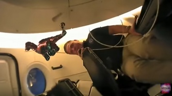 Астронавты NASA провели видеоэкскурсию по CrewDragon (видео)
