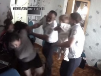 "Особая цивилизация": в России у семьи насильно изъяли пятерых детей (шокирующее видео)