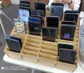 Топ-менеджер Xiaomi показал огромный загадочный смартфон