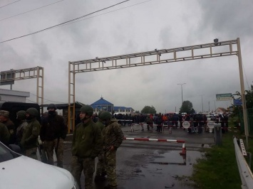 Недовольные водители заблокировали пункт пропуска на границе Украины и Венгрии, произошла драка с пограничниками