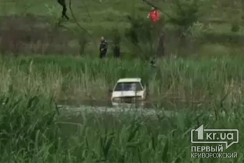 В Кривом Роге из болота пытаются достать машину