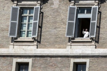 Папа Римский впервые с начала эпидемии обратился к верующим из окна Апостольского дворца