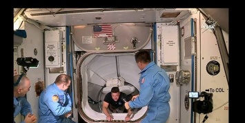 Появились фото экипажа корабля Crew Dragon на борту Международной космической станции
