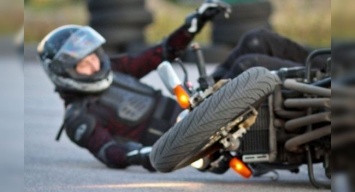 Позеры-мотоциклисты чудом избежали лобового столкновения (ВИДЕО)