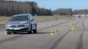 Skoda Superb и Volkswagen Passat провалили "лосиный тест": видео