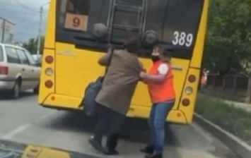 В Черновцах пожилая зацепер ехала на троллейбусе (видео)