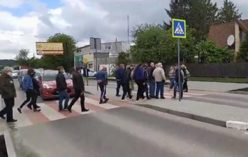 В пригороде Львова протестующие перекрыли дорогу