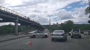 В Киеве ввели операцию "Гром": мост Метро угрожают взорвать