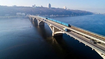 Мужчина угрожает подорвать мост Метро: в Киеве ввели спецоперацию