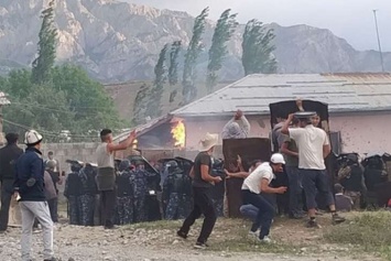 На границе Киргизии и Узбекистана жители сел забросали друг друга камнями