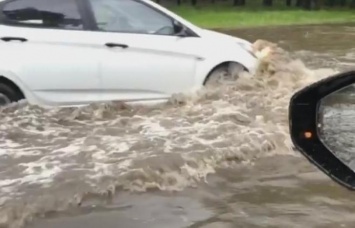 Запорожье снова затопило: автомобили «плывут» по дорогам (ВИДЕО)
