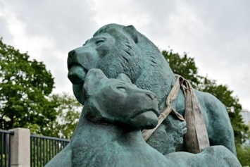 При входе в Киевский зоопарк появилась новая скульптура львов: фото